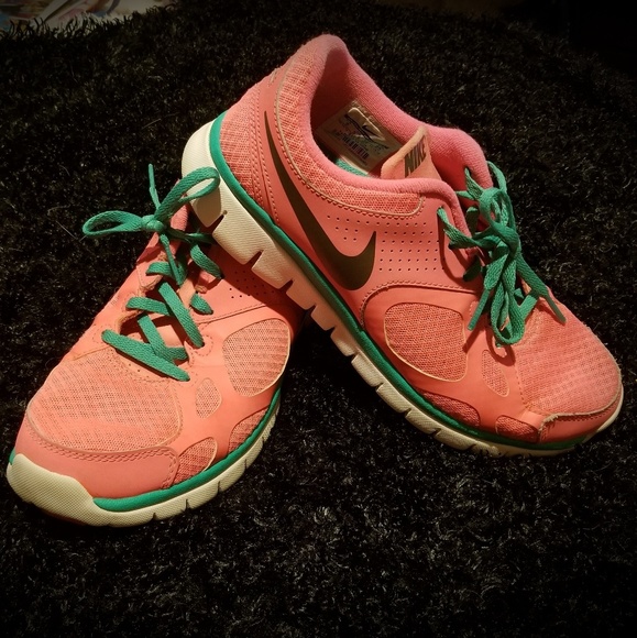 Pink Nike shoes - Picture 2 of 7